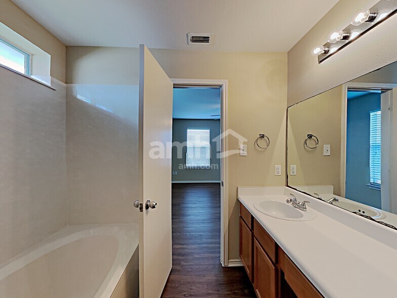 Building Photo - 9227 Mare Country