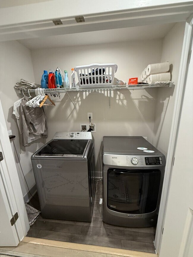 Building Photo - Gorgeous Potomac Shores End Unit Townhome
