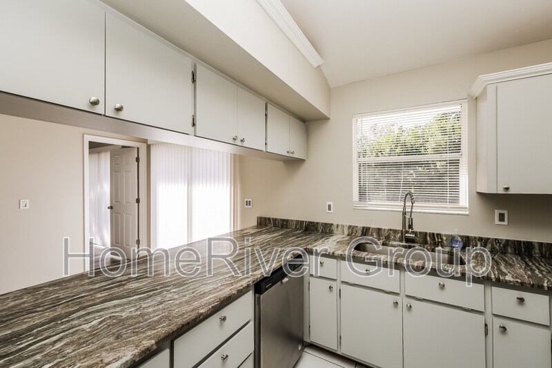 Building Photo - 1428 SW 11th Ave