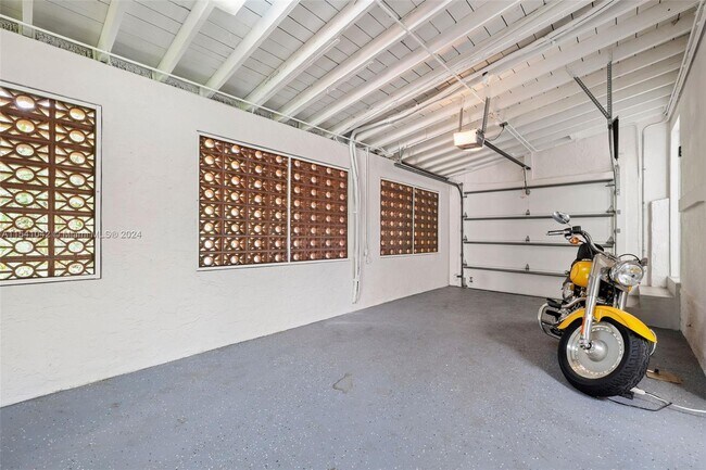 Building Photo - 1224 Country Club Prado