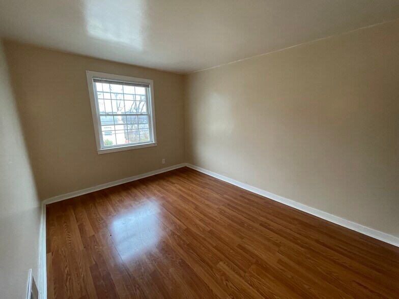 Building Photo - 343 Hemlock Dr