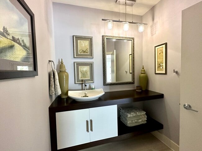 Building Photo - 4515 N Lake Dr