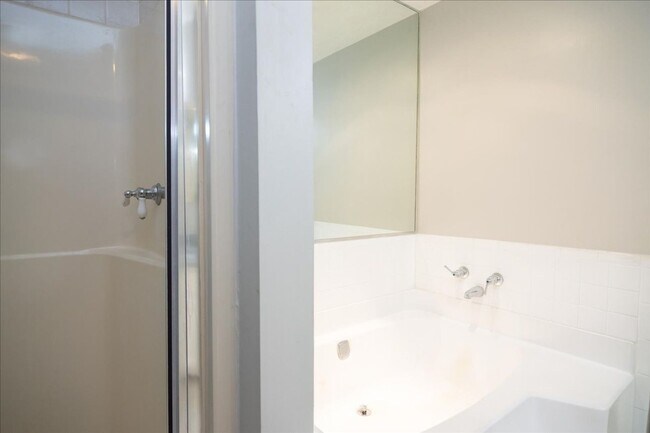 Building Photo - Spacious 3/2 Ranch Home w/ 2 Car Garage in Quiet Neighborhood