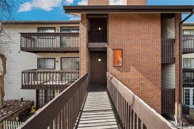 Building Photo - Penthouse level condo with views of canal and trail!