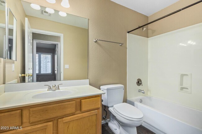 Building Photo - 295 W Goldfinch Way