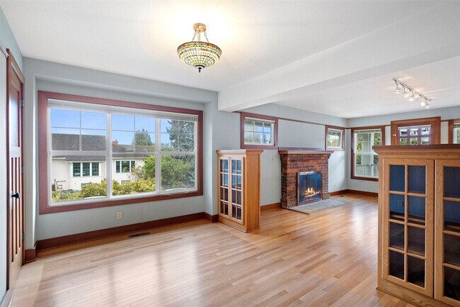 Building Photo - Charming Updated Home on Corner Lot with Finished Basement in Ballard