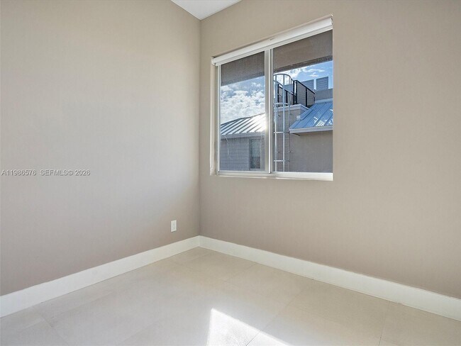 Building Photo - 626 NE 12th Ave