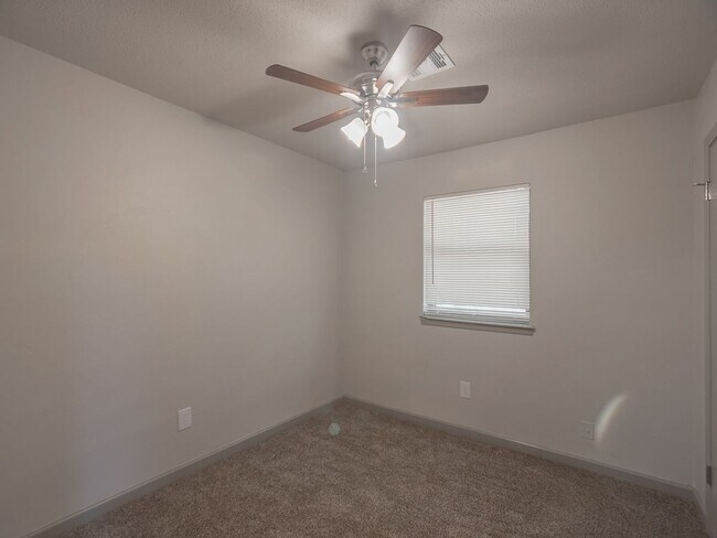 Building Photo - Charming 3 bedroom, 1.5 bath single-family home in a quiet northwest Oklahoma City neighborhood