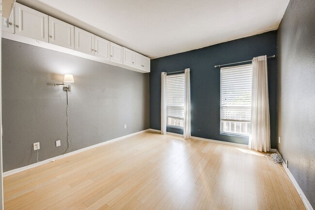 Building Photo - Modern Townhome  3 Bedrooms/2.5 Bathrooms