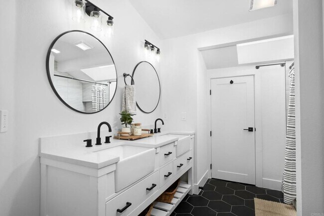 Building Photo - Furnished Oceanside Home - 3 Bedroom 2-1/2 Bathroom - Renovated