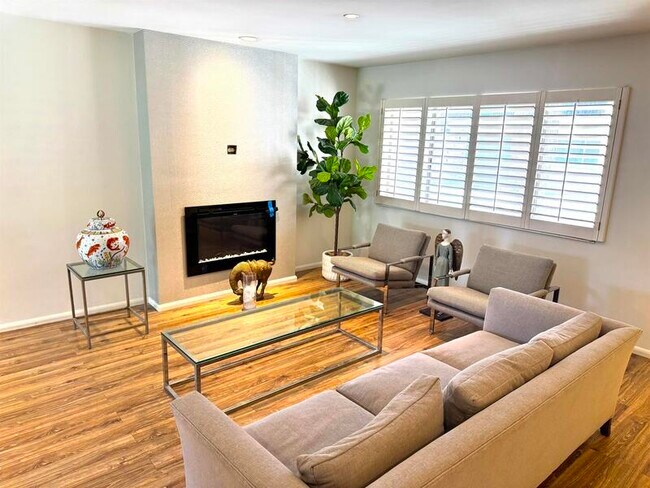 Building Photo - 855 E Three Fountains Dr