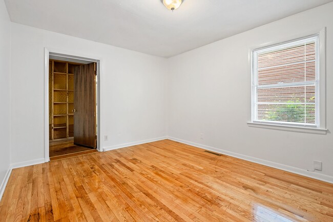 Building Photo - Spacious Home Near Downtown Durham