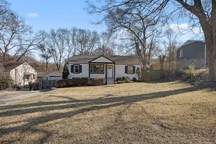 Building Photo - 2204 Sandra Dr