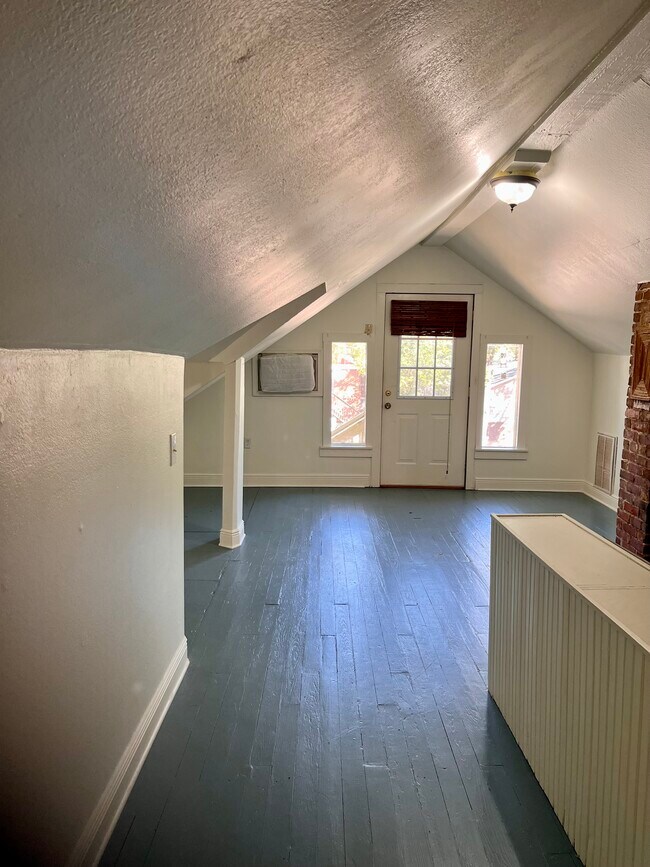 Building Photo - 423 N Van Buren St