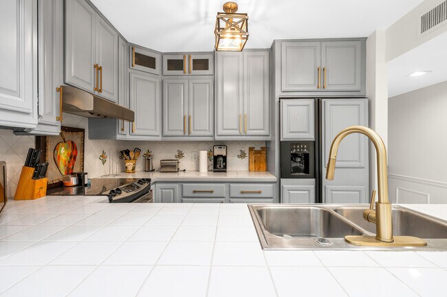 Building Photo - 584 SE 20th Ave