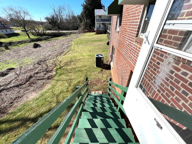 Building Photo - Newly Renovated 3 Bedroom Home in Lawrence...