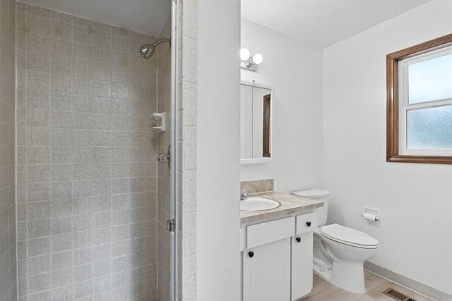 Building Photo - Refreshed 3 Bedroom Ranch In NE Portland