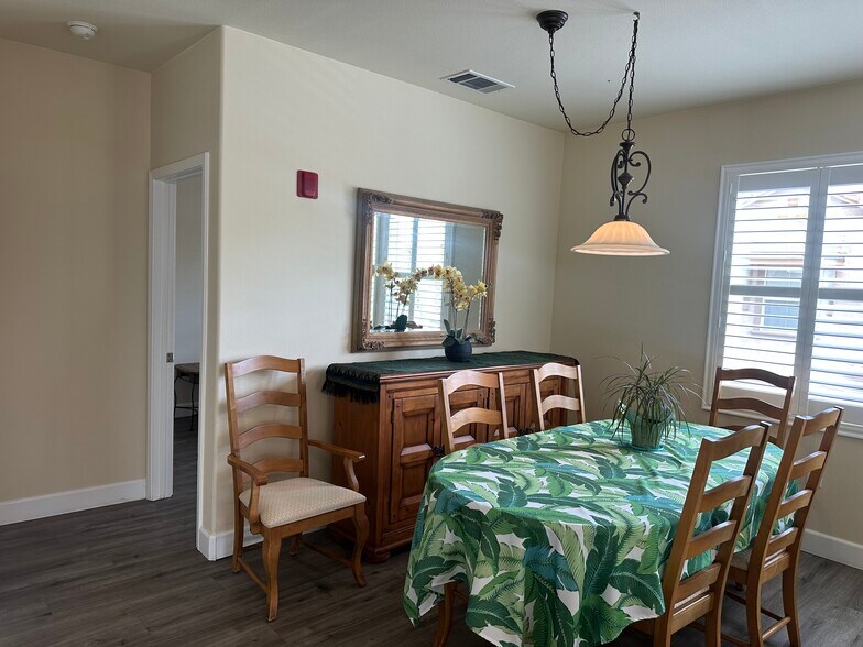 Building Photo - 5350 Dunlay Dr