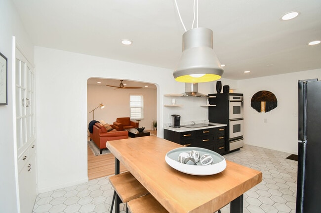 Building Photo - 2012 W 22nd St