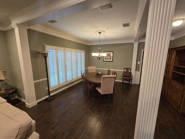 Building Photo - "Discover Spacious Comfort: 3-Bed, 2-Bath Gem on 77th Street (furnished)| Kingsgate