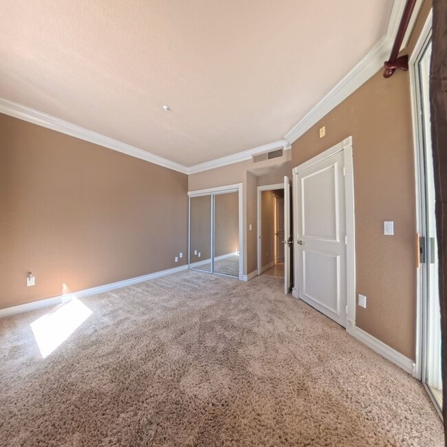 Building Photo - 220 E Flamingo Rd