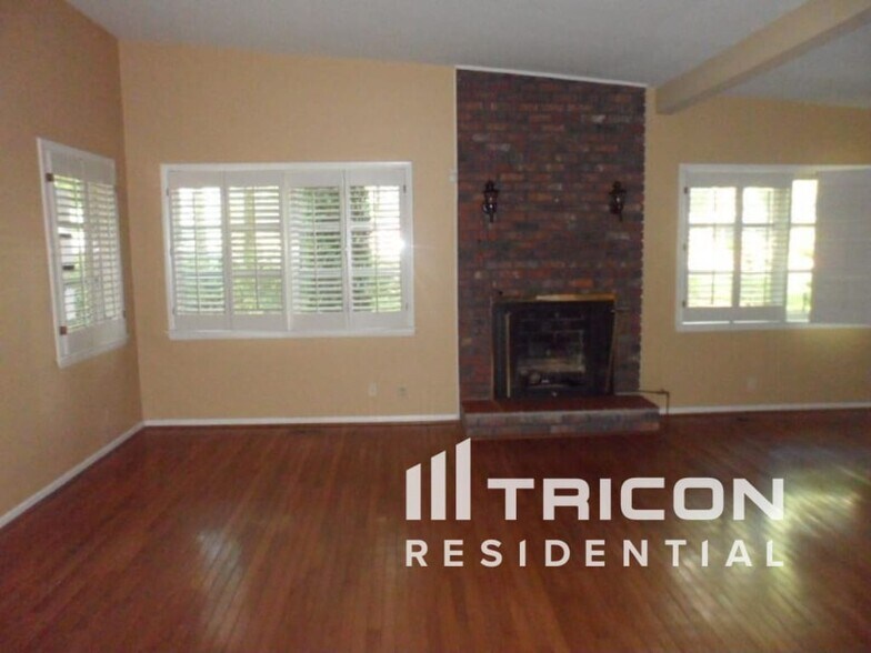 Building Photo - 2087 Meadowbrook Dr SW