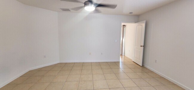 Building Photo - Serene Home on golf Course with Large Screened Patio
