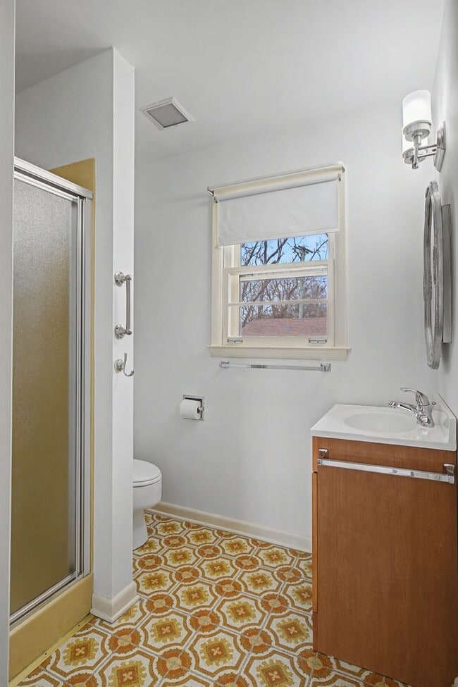 Building Photo - Mid Century Modern in Donelson with 4 bed 2bath, pet friendly, 2 car garage, and potential music ...