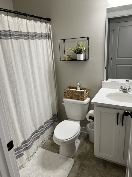 Building Photo - 170 NE 23rd Ln