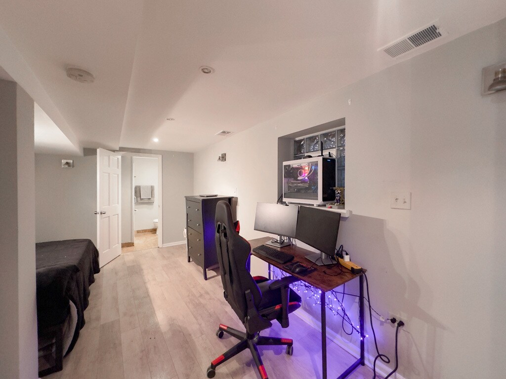 Building Photo - 2046 W Iowa St