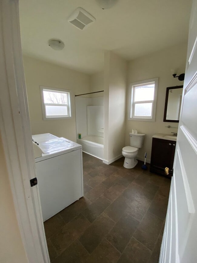 Building Photo - 1801 Russell Ave