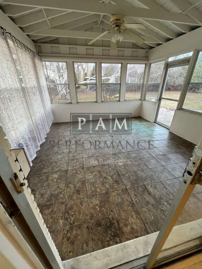 Building Photo - 8862 N Malibu Dr