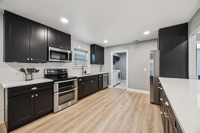 Building Photo - 2833 Meadowbrook Dr