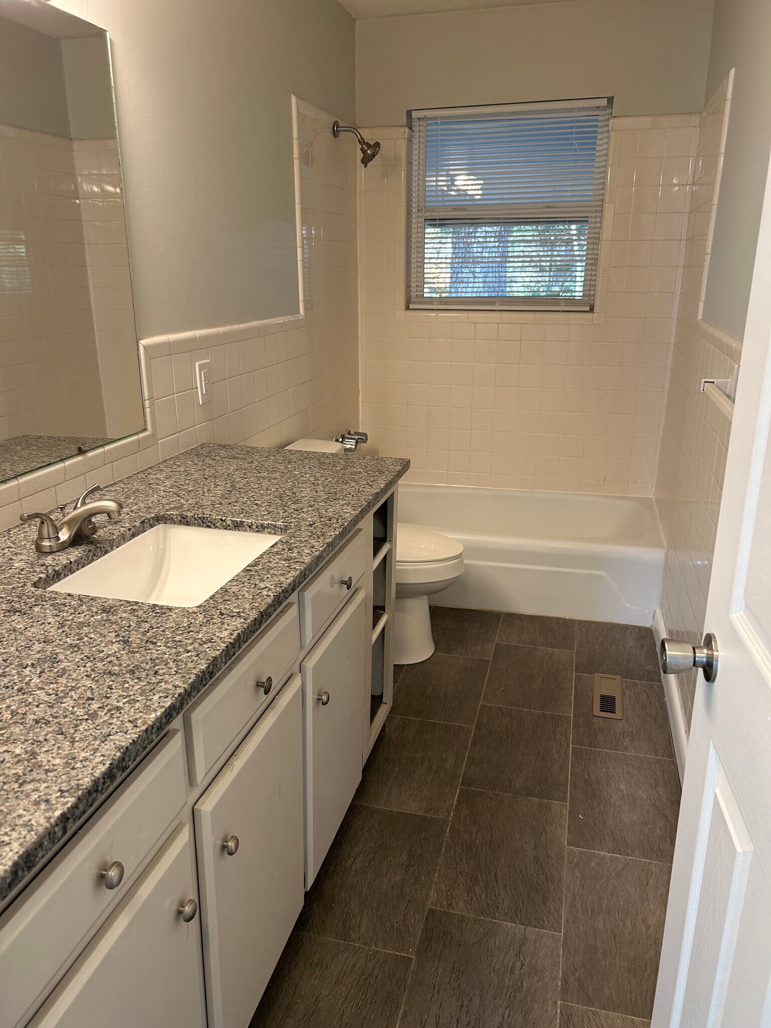 Building Photo - 33 Phillips Dr