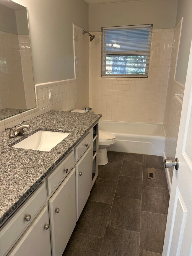 Building Photo - 33 Phillips Dr