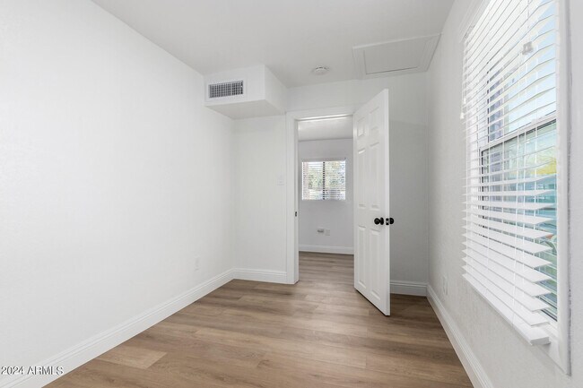 Building Photo - 723 E Sunnyslope Ln
