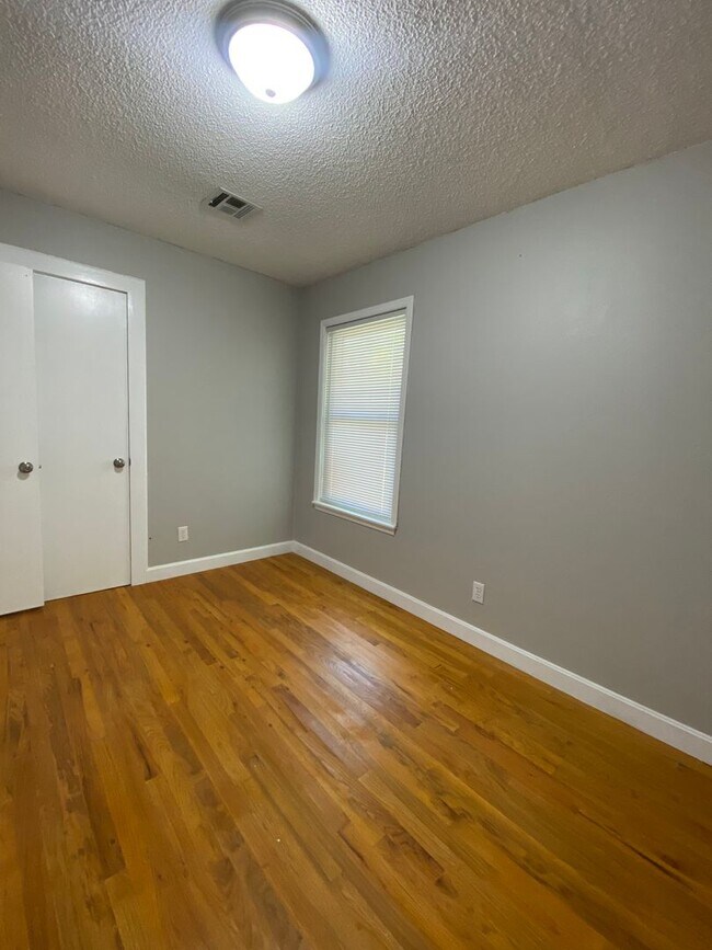 Building Photo - 3 bedroom house with 2 baths in Broken Arrow!!