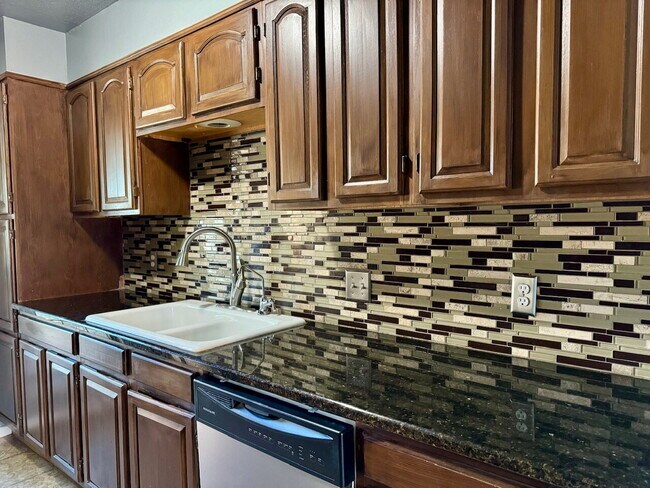 Building Photo - "Charming 3-Bed Oasis with 2 Full Baths in Lubbock – 1,610 Sq Ft of Comfort Awaits!"