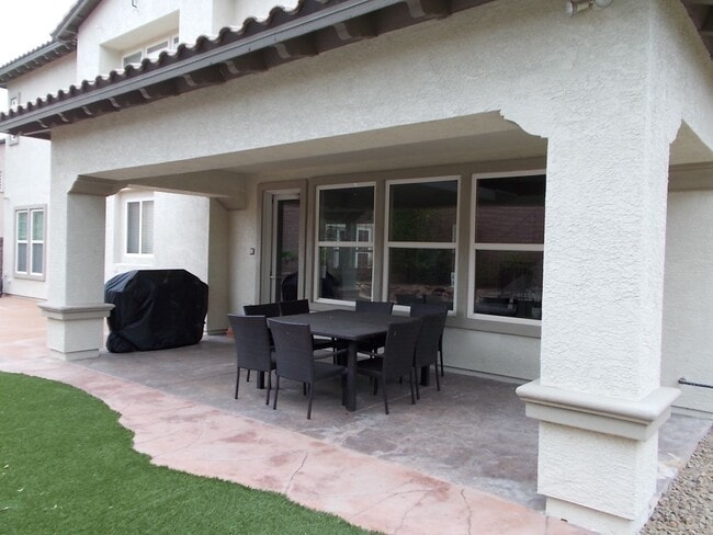 Building Photo - Spacious 4 Bed / 5 Bath Two-Story Home wit...
