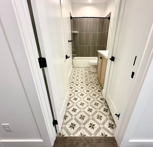 Building Photo - Gorgeous 5 Bed 3.5 Bath Home at Daybreak I...