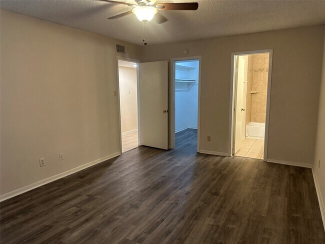 Building Photo - 17401 Red Oak Dr