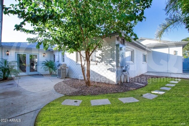 Building Photo - 3429 E Coolidge St