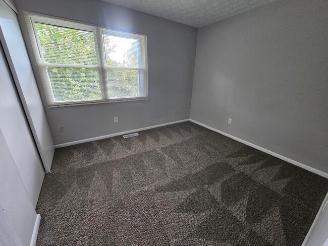 Building Photo - 2084 Brookfield Rd