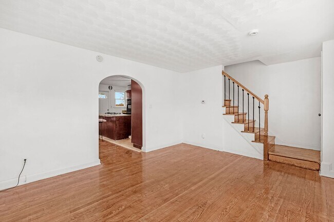 Building Photo - Charming 4-bedroom, 2-bath