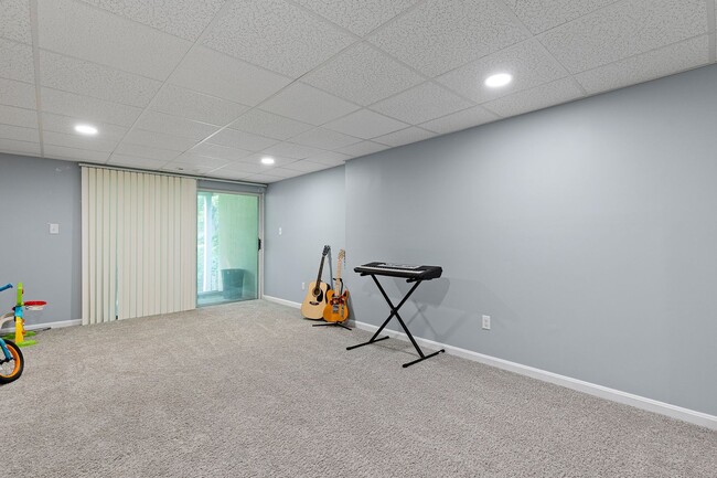 Building Photo - Beautiful End Unit Townhome in Weatherhill Farms