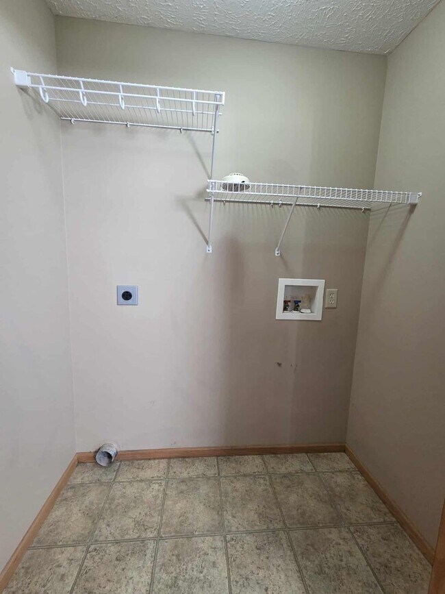 Building Photo - Spacious Town House!!