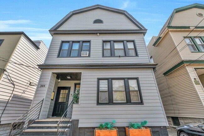 Building Photo - 344 Danforth Ave