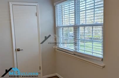 Building Photo - 1002 Willow Dr