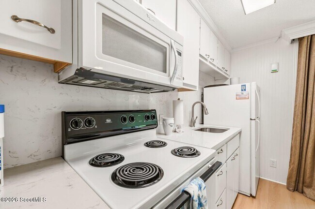 Building Photo - 1175 Beachview Dr N