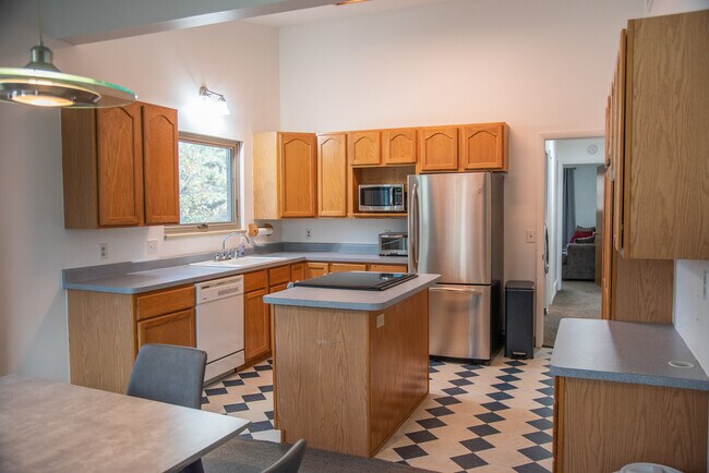 Building Photo - 9 Paramount Pkwy